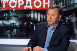 Большинство сотрудников таможенной службы, формирующей почти половину доходной части бюджета, живут "на зарплату". Это около 5 тыс. грн