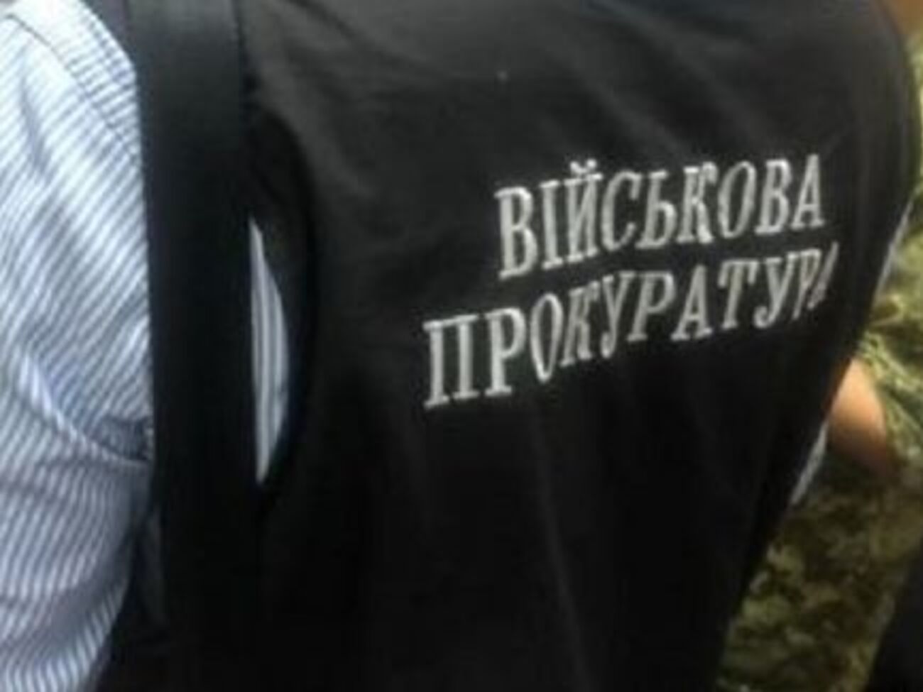 Сотрудники военной прокуратуры задержали подозреваемого с поличным