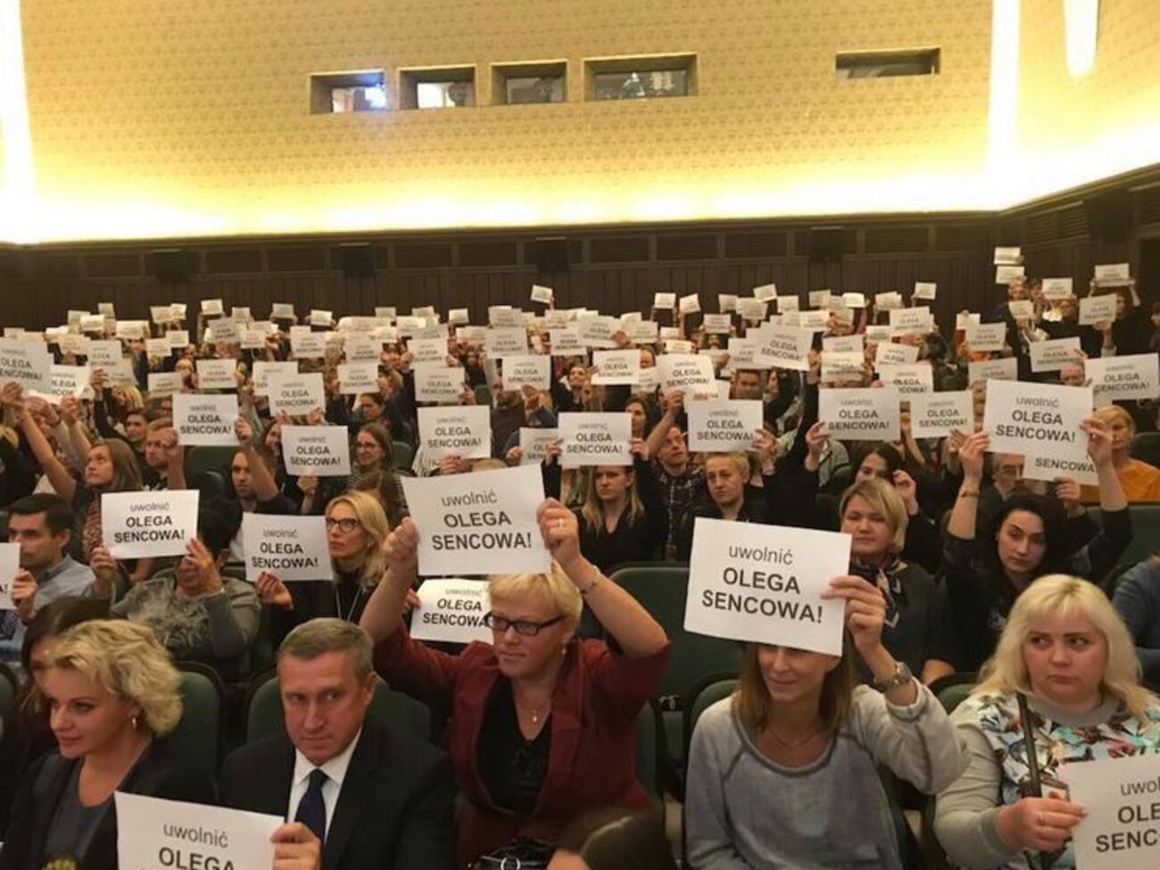 Участники акции подняли таблички с надписью "Освободите Олега Сенцова!"