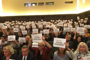 Участники акции подняли таблички с надписью "Освободите Олега Сенцова!"