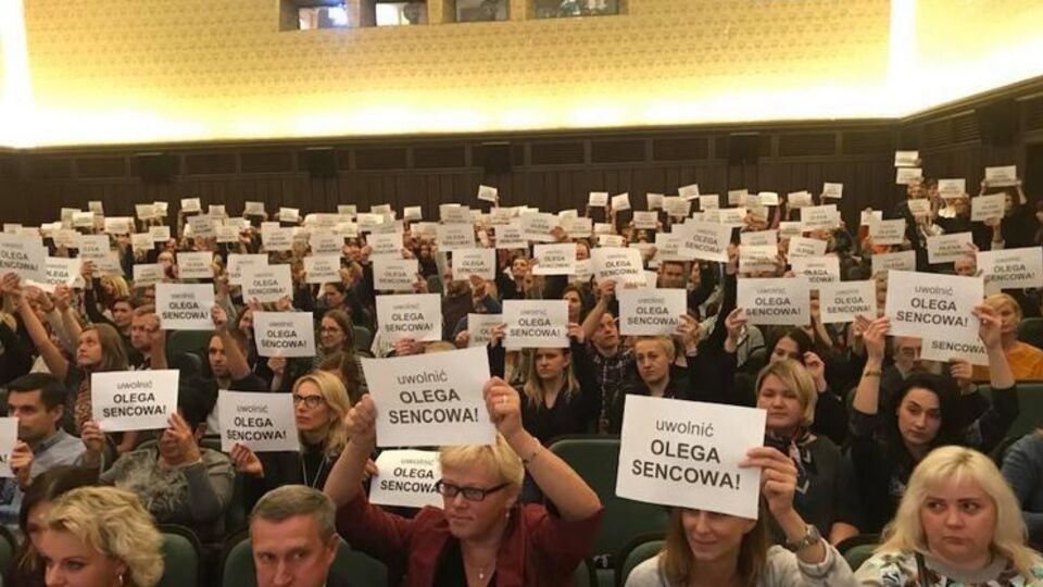 Учасники акції підняли таблички з написом "Звільніть Олега Сенцова!"