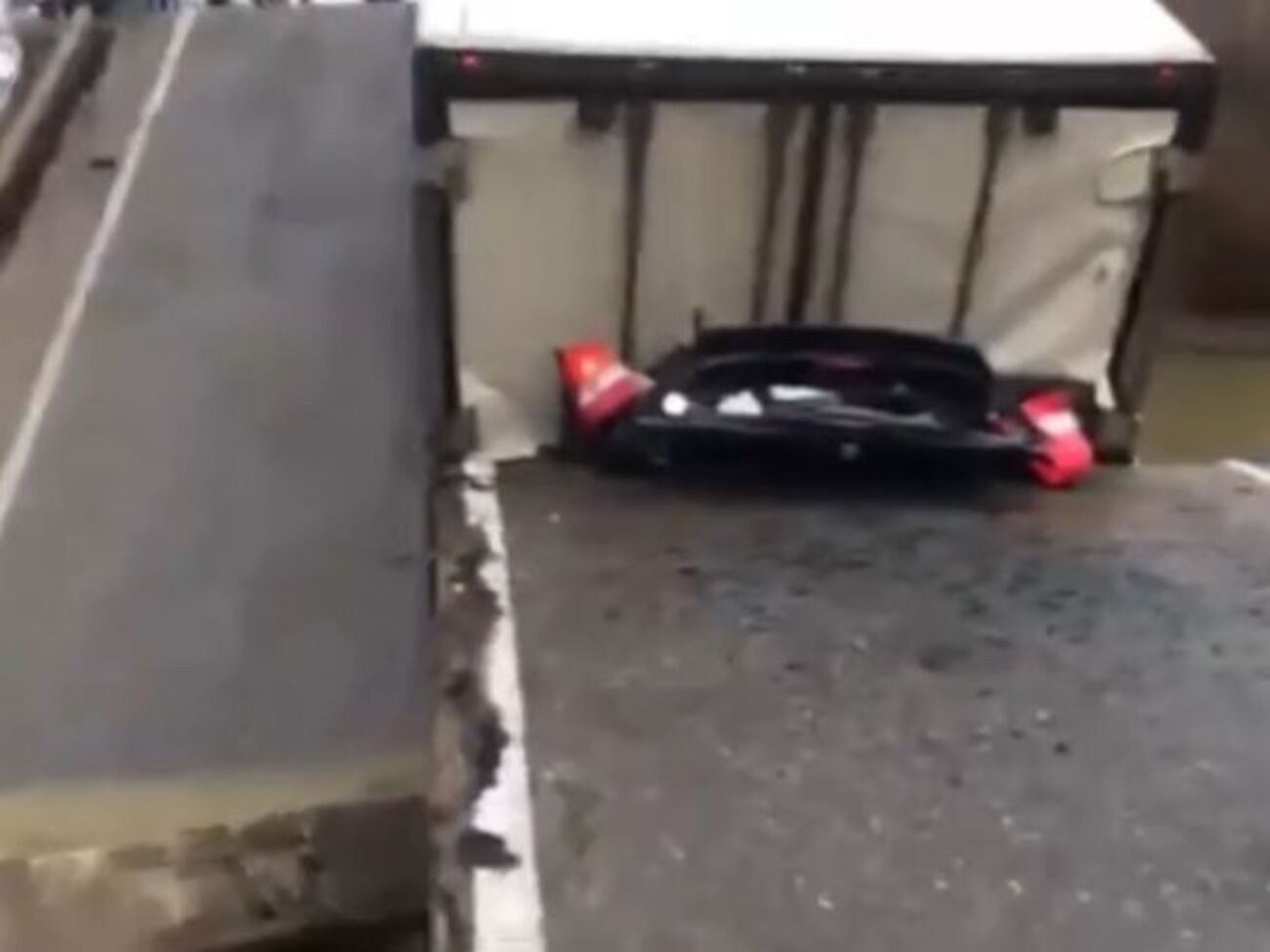 В результате обрушения моста погиб человек в легковом автомобиле, который зажала грузовая фура