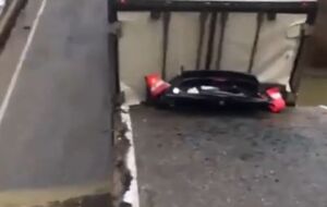 В результате обрушения моста погиб человек в легковом автомобиле, который зажала грузовая фура