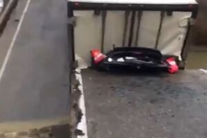 Унаслідок обвалення мосту загинула людина в легковому автомобілі, який затиснула вантажна фура