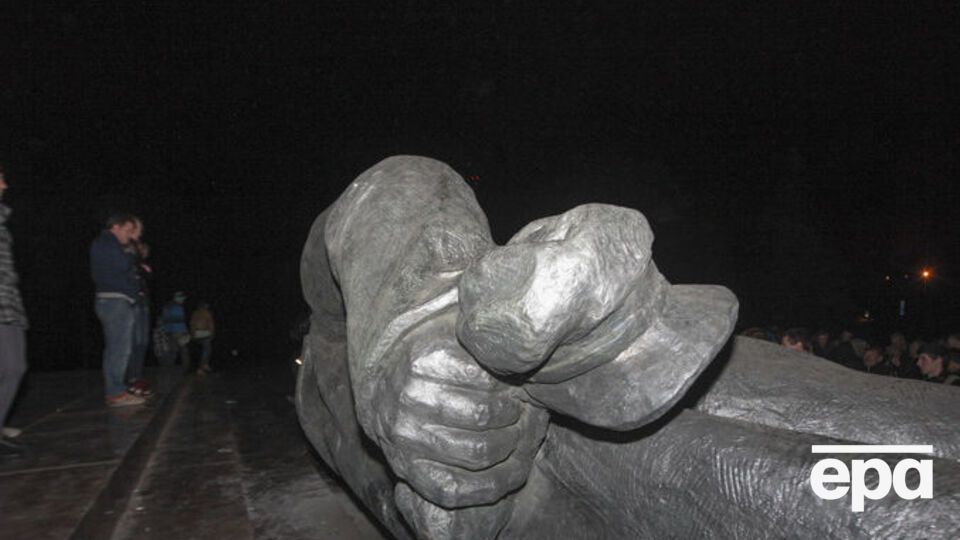 За металобрухт із демонтованого пам'ятника Леніну боролися 14 учасників