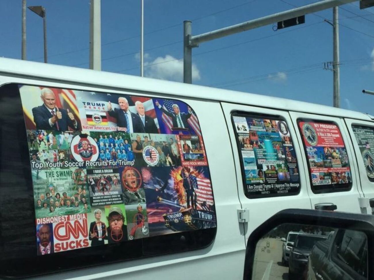 Мікроавтобус Сайока обклеєний фотографіями Трампа і Пенса