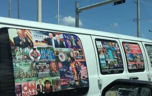 Микроавтобус Сайока обклеен фотографиями Трампа и Пенса