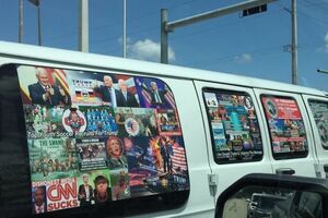 Микроавтобус Сайока обклеен фотографиями Трампа и Пенса