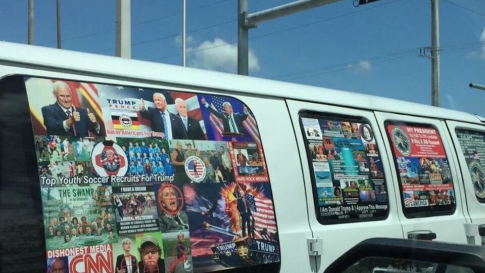 Мікроавтобус Сайока обклеєний фотографіями Трампа і Пенса