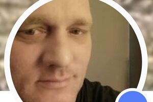 Боуэрсу 48 лет