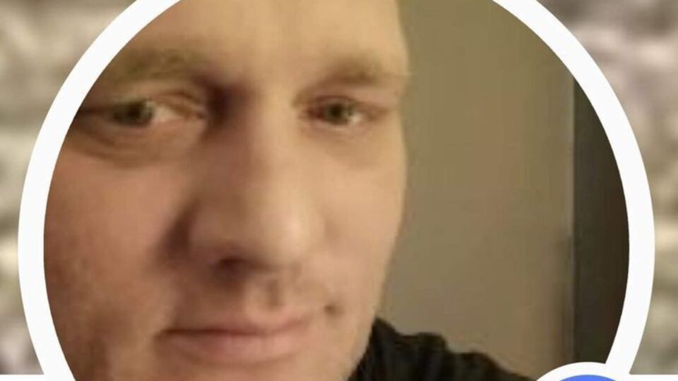 Боуэрсу 48 лет