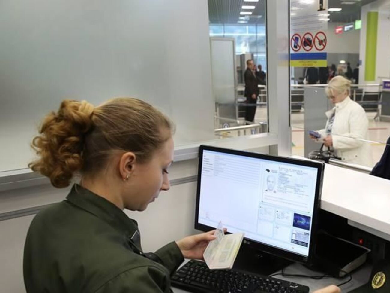 Задержанного иностранца передали сотрудникам Национальной полиции