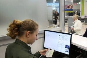 Затриманого іноземця передали співробітникам Національної поліції