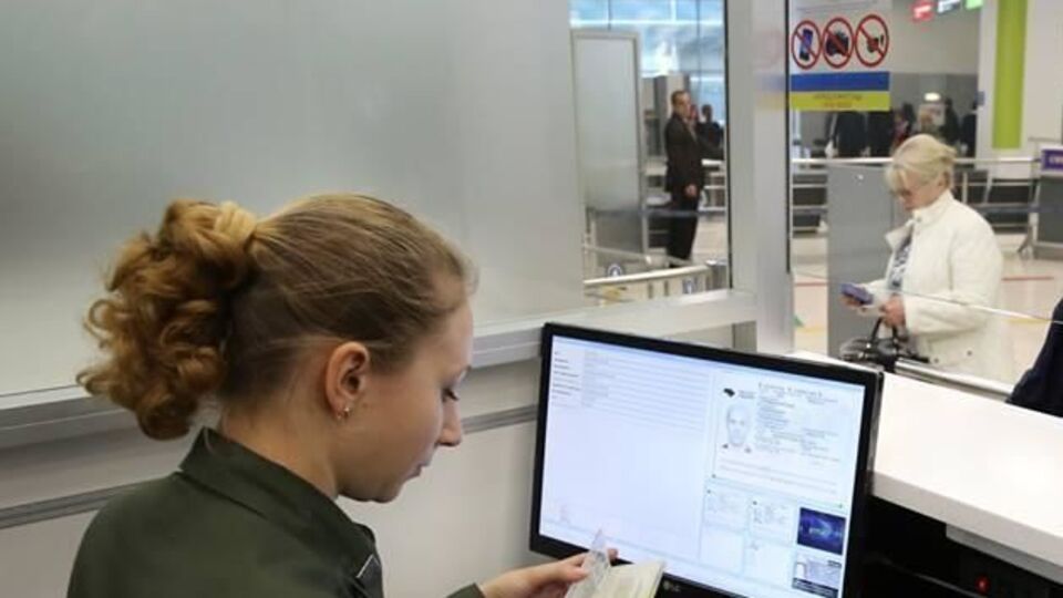Задержанного иностранца передали сотрудникам Национальной полиции