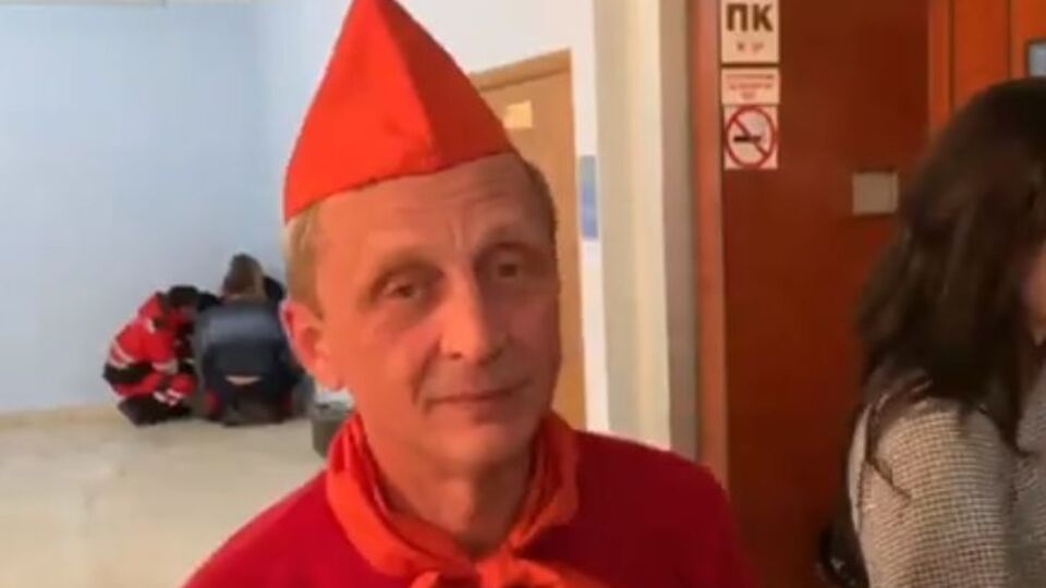 Арьев отметил, что "красное" мужчины сняли, когда приехала полиция