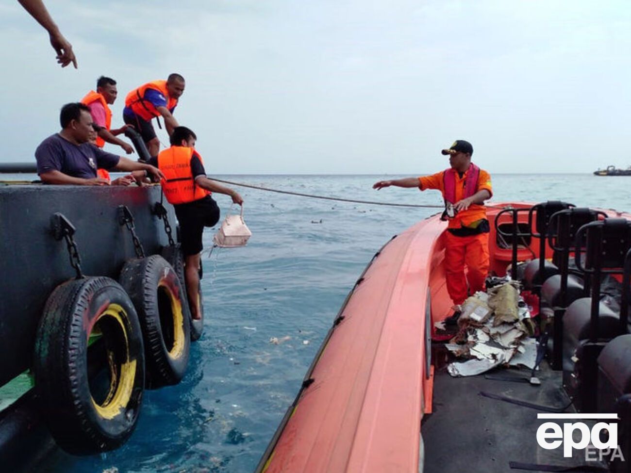 Спасатели обнаружили обломки и личные вещи пассажиров Boeing 737