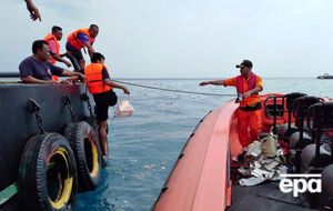 Спасатели обнаружили обломки и личные вещи пассажиров Boeing 737