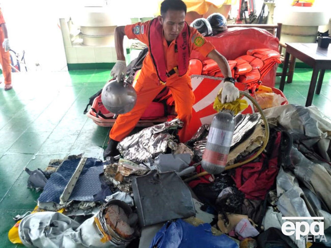 Спасательные службы Индонезии сообщили, что самолет упал в море