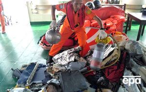 Спасательные службы Индонезии сообщили, что самолет упал в море