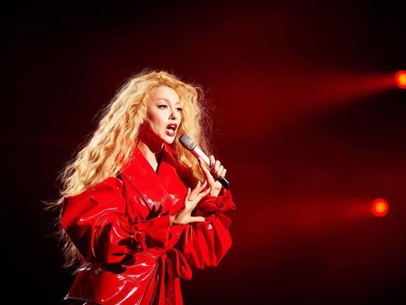 Оля Полякова представила сольную программу