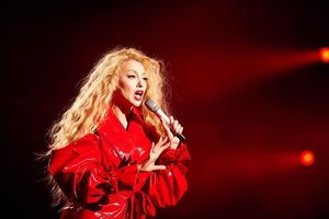 Оля Полякова представила сольную программу