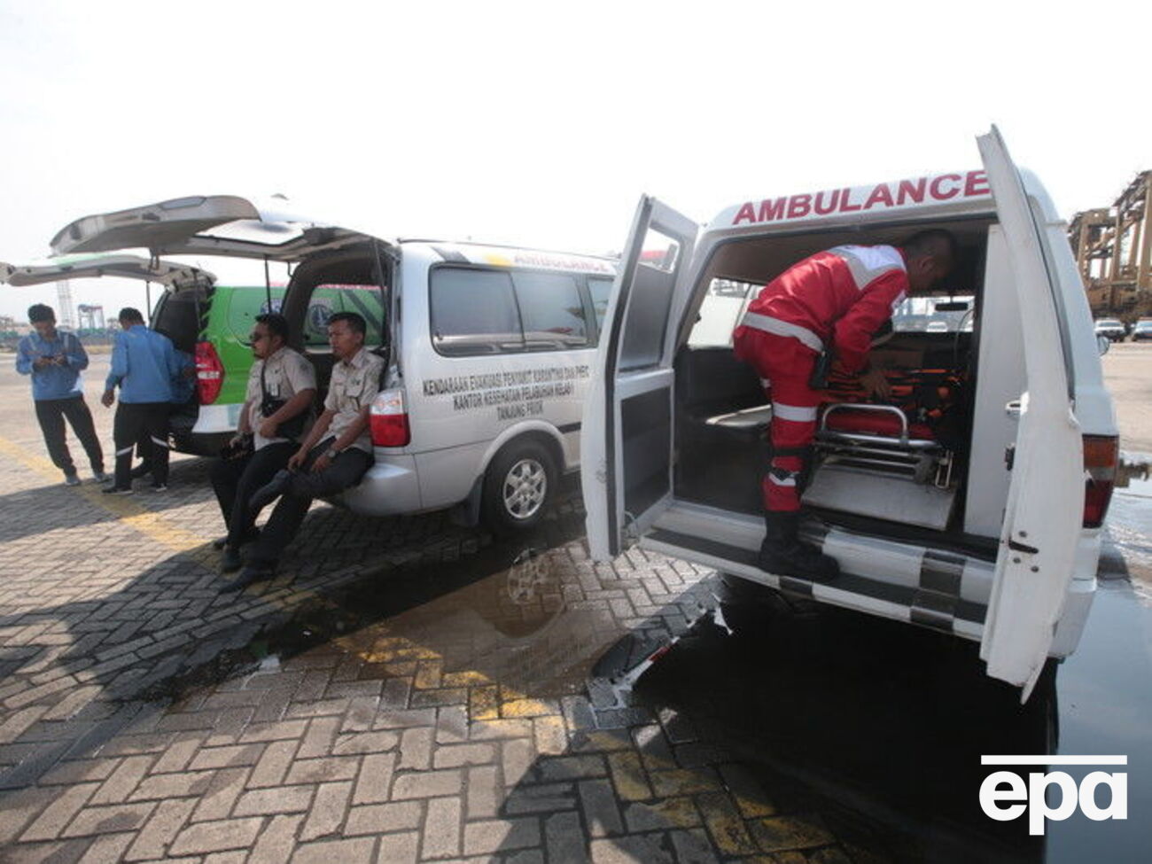 На месте падения самолета идет поисковая операция