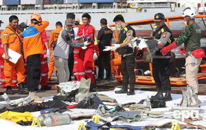 Спасатели нашли несколько частей тел пассажиров лайнера