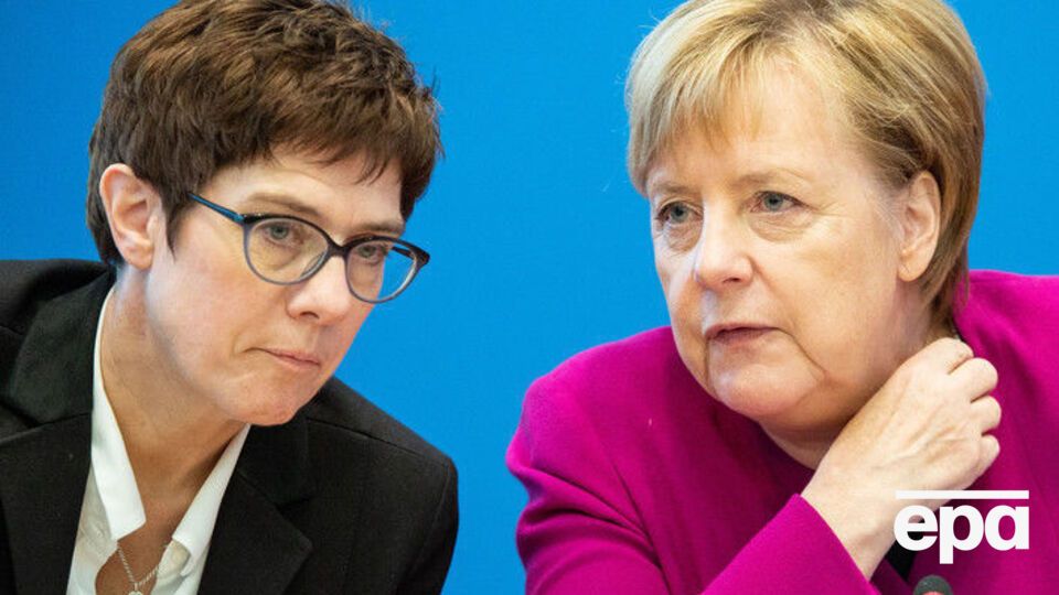Ангелу Меркель на посаді голови ХДС може змінити Аннегрет Крамп-Карренбауер (ліворуч)