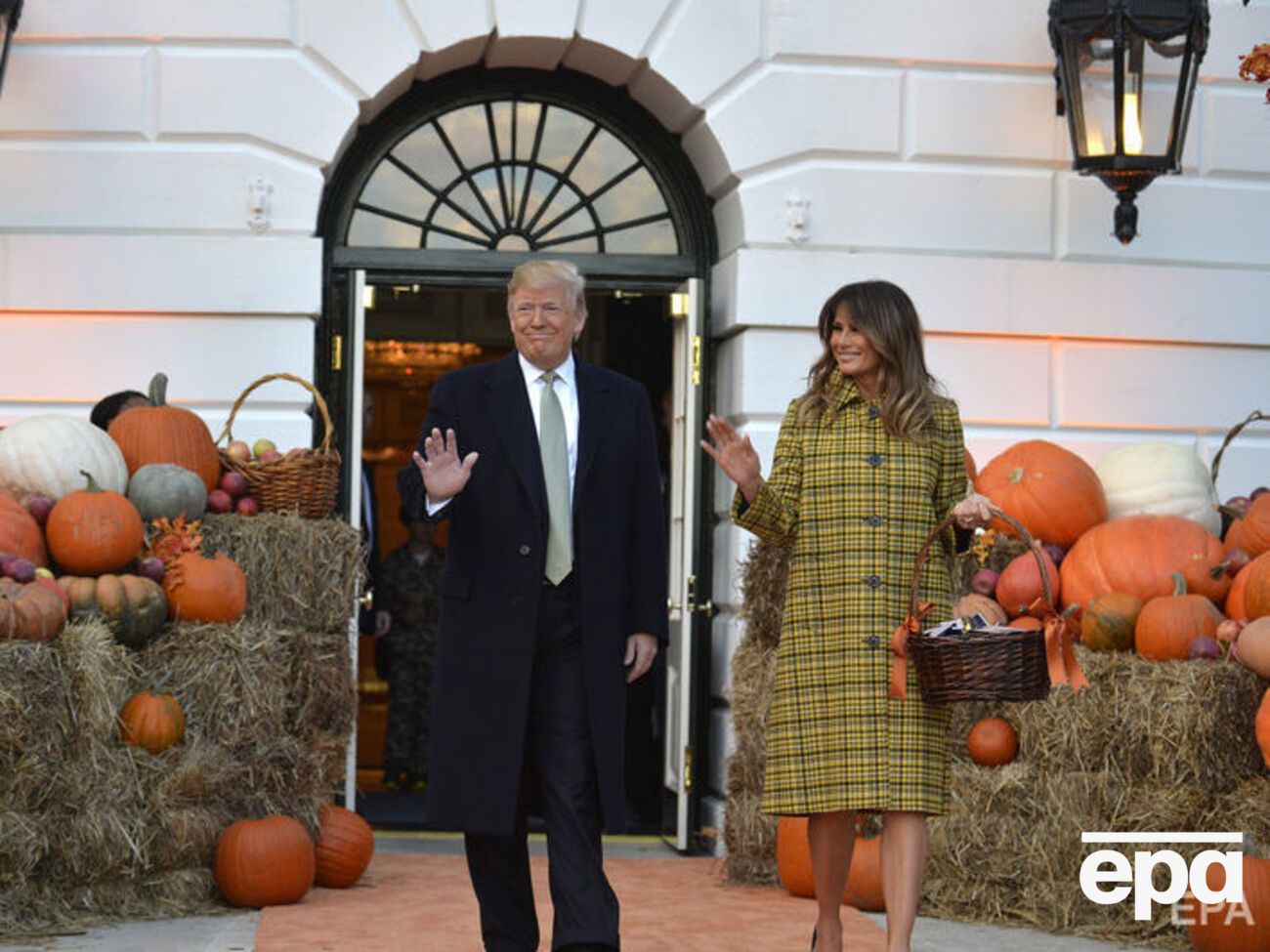 Трамп у Білому домі на честь Гелловіну роздавав дітям цукерки. Фоторепортаж
