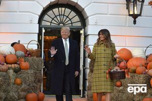 Трамп у Білому домі на честь Гелловіну роздавав дітям цукерки. Фоторепортаж