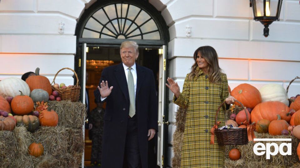 Трамп у Білому домі на честь Гелловіну роздавав дітям цукерки. Фоторепортаж