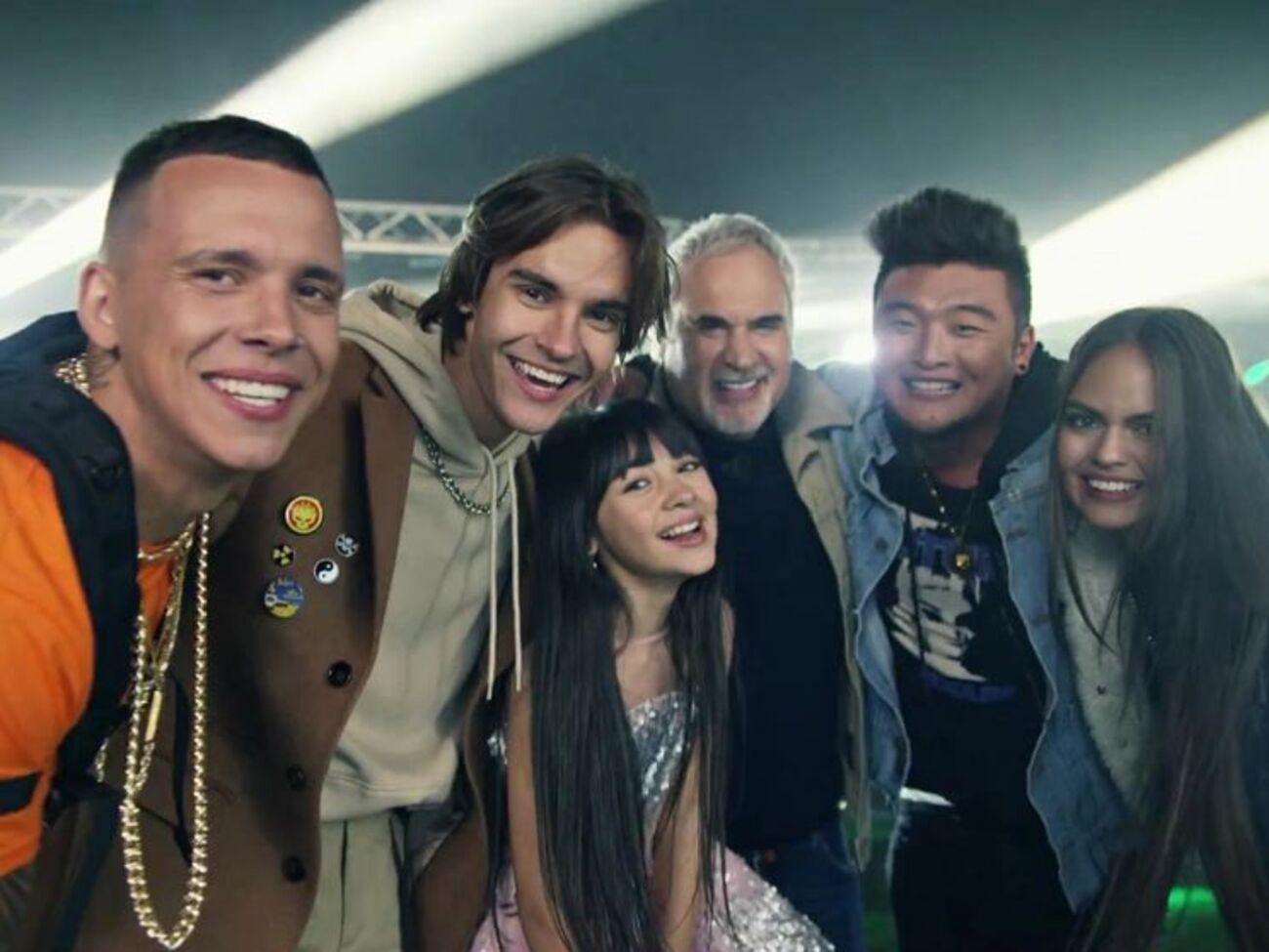 Исполнители в ролике развлекают девочку, которой одиноко в день рождения