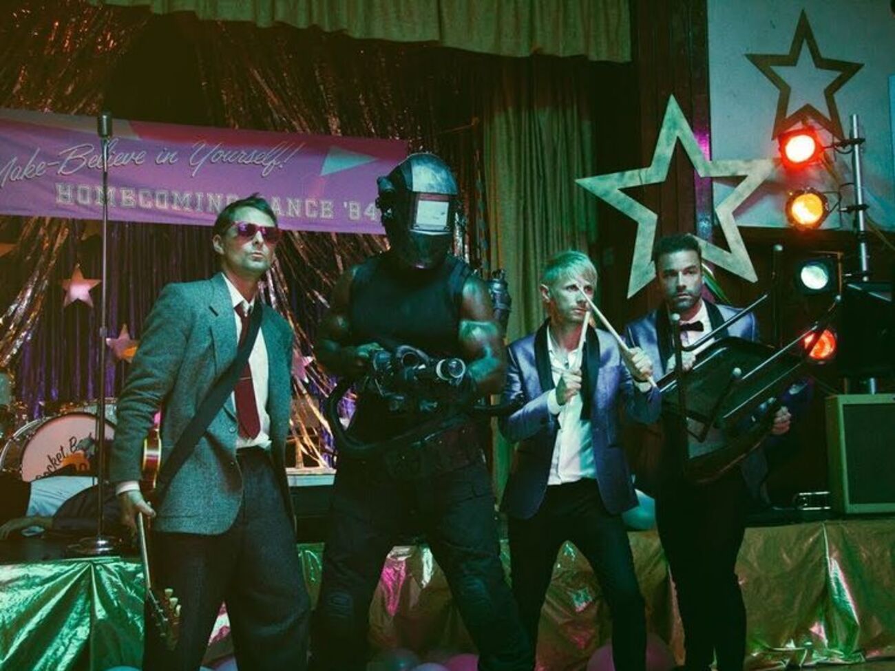 Події ролика відбуваються на шкільній вечірці