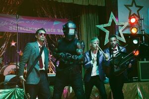 События ролика происходят на школьной вечеринке