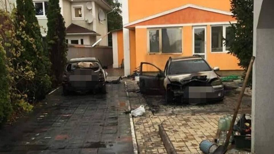 У поліції повідомили, що згорілі у Василькові автомобілі були на номерах іноземної реєстрації