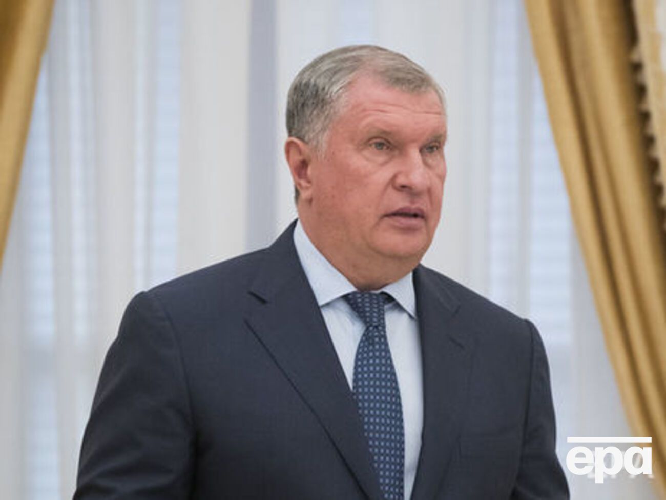 У квартирі Сєчина п'ять поверхів, є хамам, кінотеатр і винна кімната