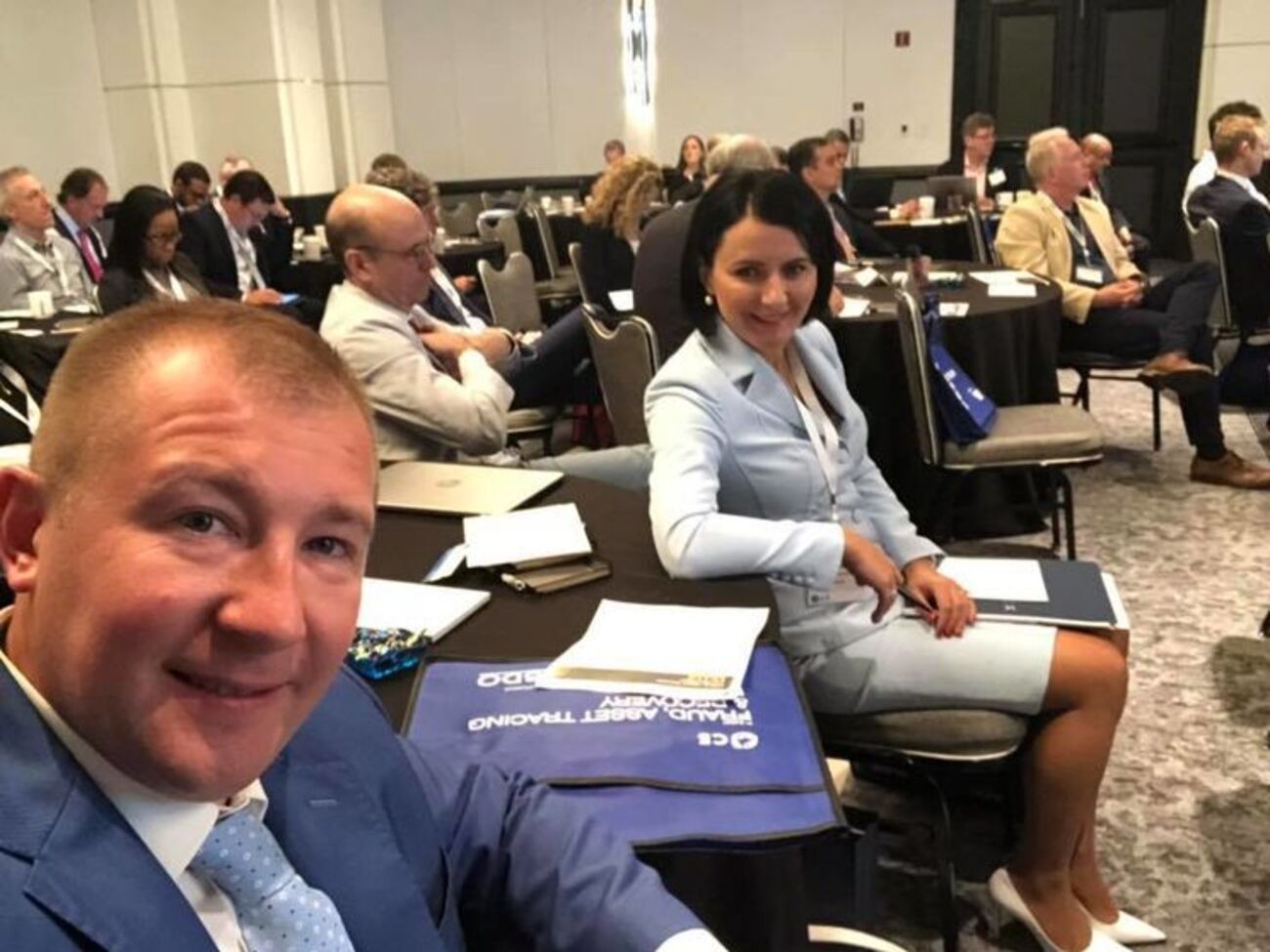 Адвокаты Януковича Виталий Сердюк и Ольга Просянюк приехали на конференцию в США