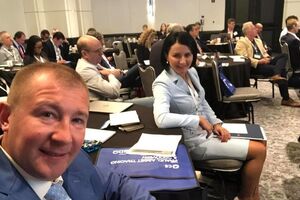 Адвокаты Януковича Виталий Сердюк и Ольга Просянюк приехали на конференцию в США