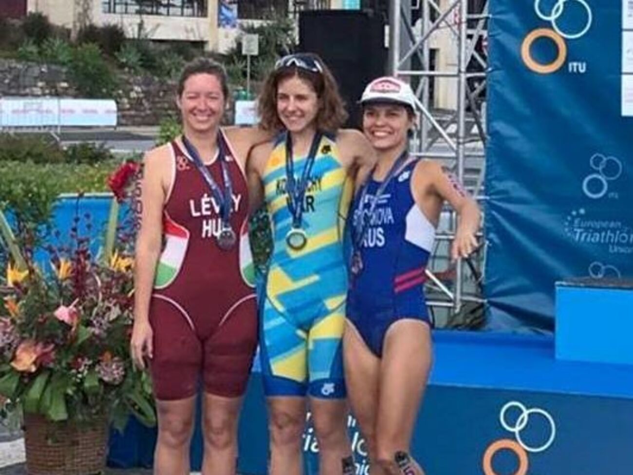 Алиса Колпакчи (в центре) завоевала золото Кубка мира по паратриатлону