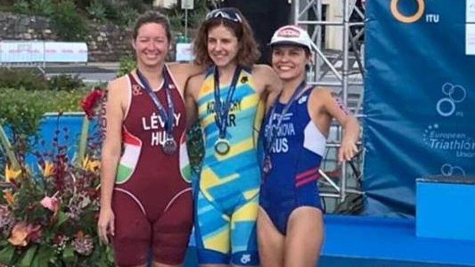 Аліса Колпакчи (у центрі) завоювала золото Кубка світу з паратріатлону