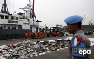 Вещи погибших и обломки самолета передают правоохранителям