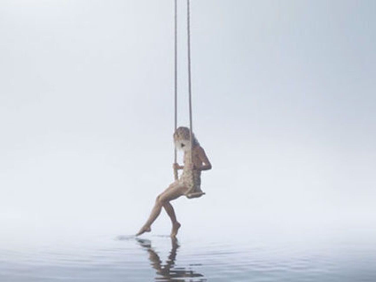 Паради появляется в кадре качающейся на качелях над водой