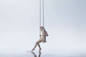 Паради появляется в кадре качающейся на качелях над водой