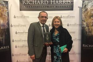 На церемонии награждения премию получила временный поверенный в делах Украины в Ирландии Елена Шалопут