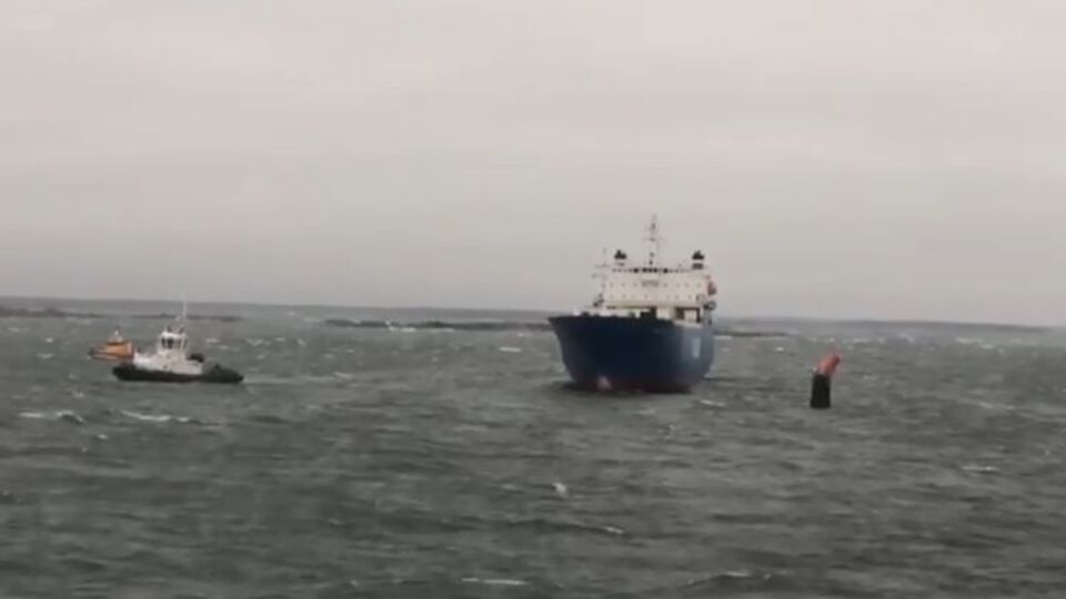 На допомогу парому прийшли шведський буксир Montfred і рятувальне судно Stenhammar