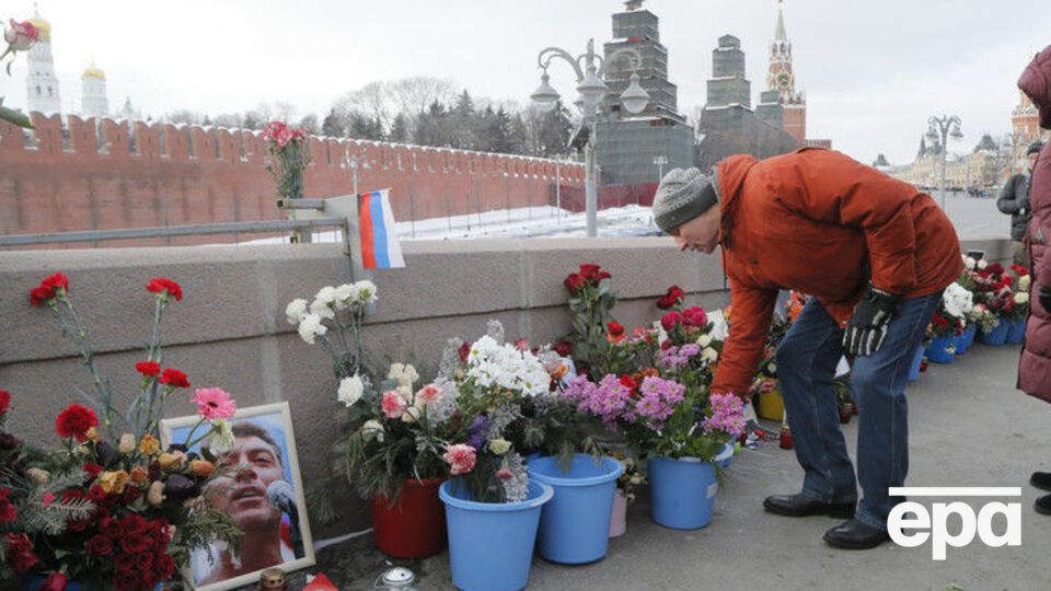 В Москве разгромили мемориал Немцову