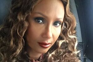 Иман: Люди фотографируют меня на улице, а потом кладут руку на плечо и говорят: "Я так сожалею о вашей утрате"