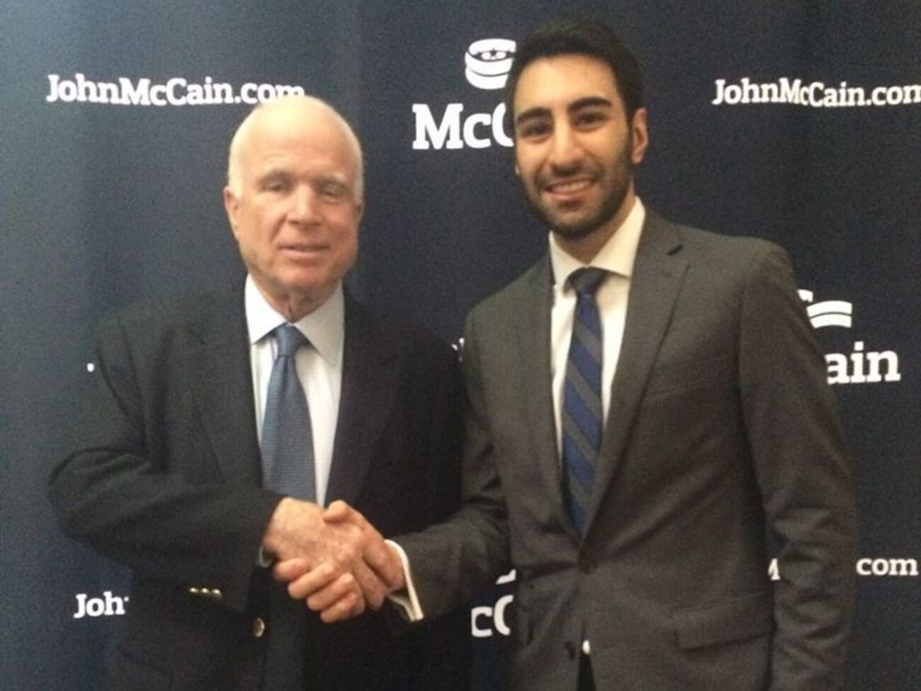Хатири (на фото с сенатором Джоном Маккейном)&nbsp;является аспирантом Школы передовых международных исследований имени Джона Хопкинса