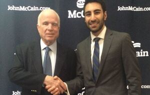 Хатири (на фото с сенатором Джоном Маккейном) является аспирантом Школы передовых международных исследований имени Джона Хопкинса