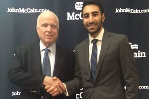 Хатірі (на фото із сенатором Джоном Маккейном) є аспірантом Школи передових міжнародних досліджень імені Джона Гопкінса